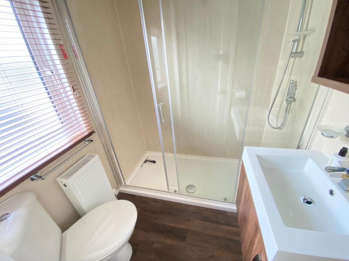 Wildflower, Premium Plus Hot Tub Lodge South Cerney Εξωτερικό φωτογραφία
