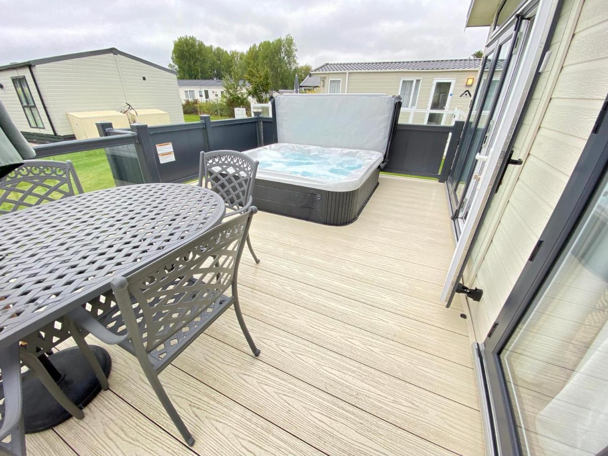 Wildflower, Premium Plus Hot Tub Lodge South Cerney Εξωτερικό φωτογραφία