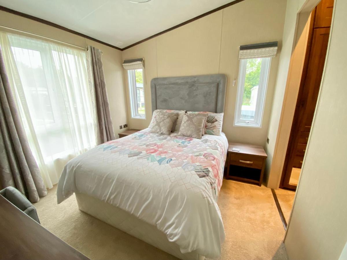 Wildflower, Premium Plus Hot Tub Lodge South Cerney Εξωτερικό φωτογραφία