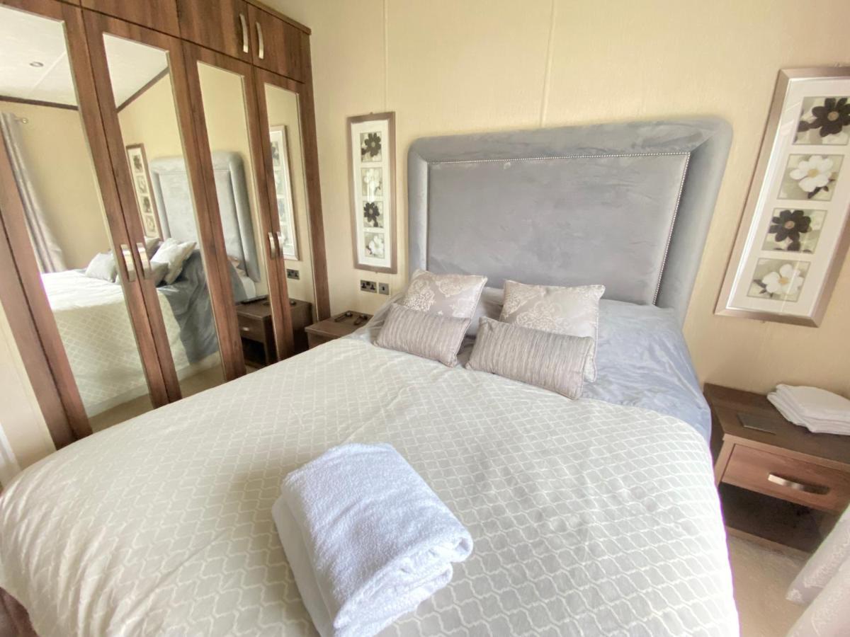 Wildflower, Premium Plus Hot Tub Lodge South Cerney Εξωτερικό φωτογραφία