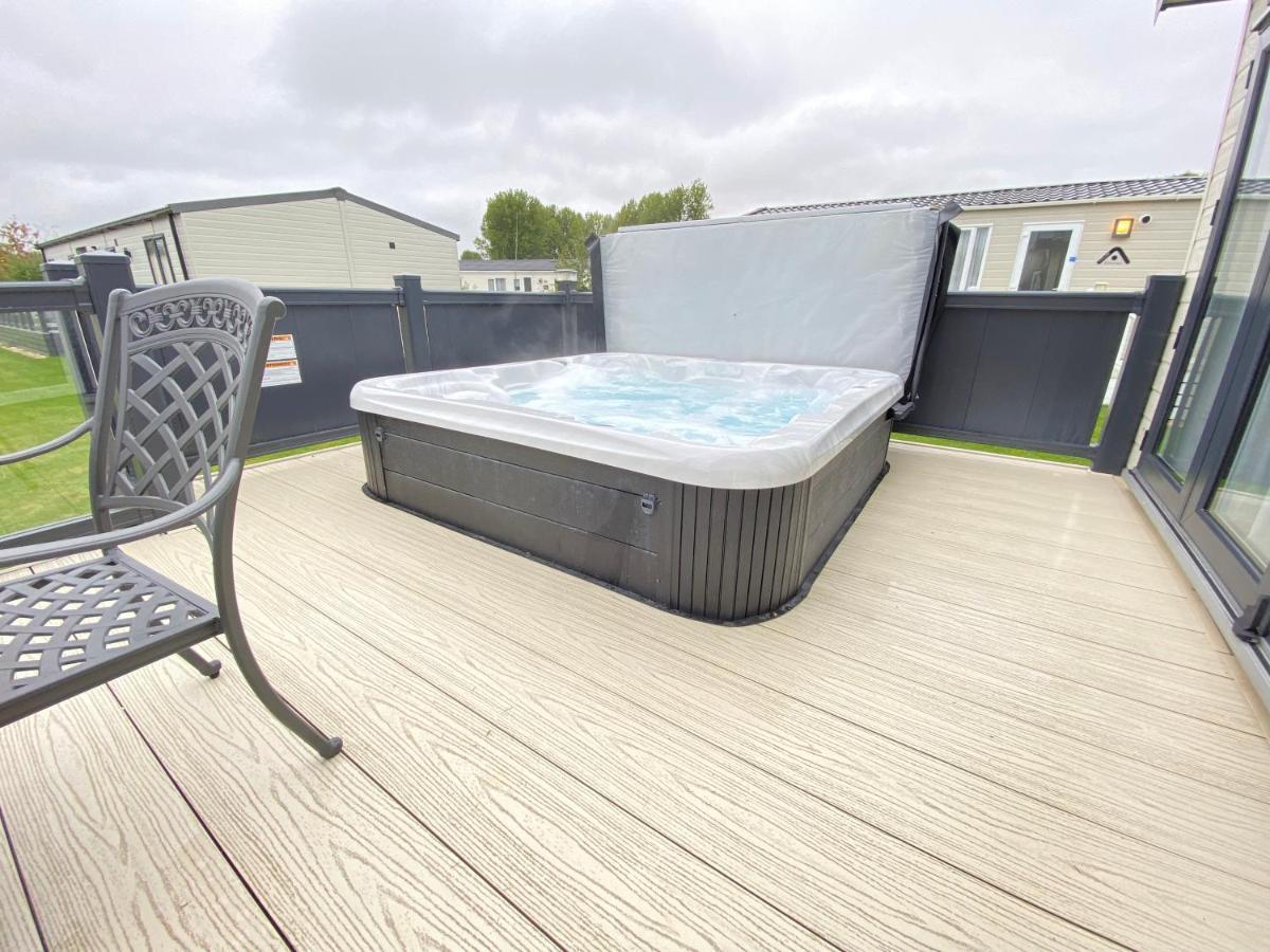 Wildflower, Premium Plus Hot Tub Lodge South Cerney Εξωτερικό φωτογραφία