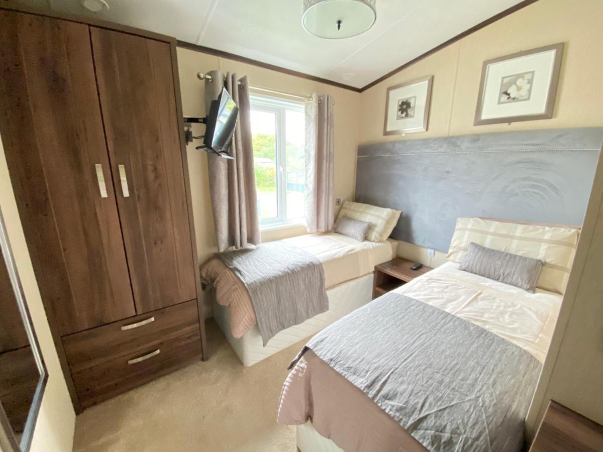 Wildflower, Premium Plus Hot Tub Lodge South Cerney Εξωτερικό φωτογραφία