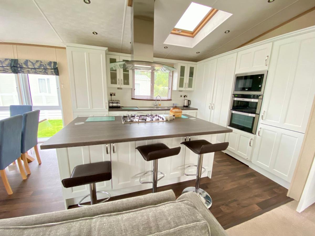 Wildflower, Premium Plus Hot Tub Lodge South Cerney Εξωτερικό φωτογραφία