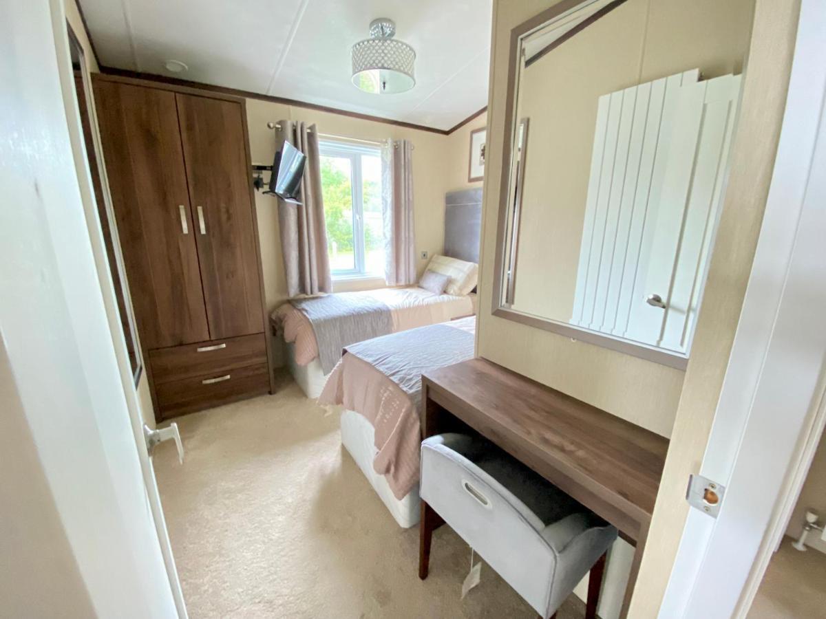 Wildflower, Premium Plus Hot Tub Lodge South Cerney Εξωτερικό φωτογραφία