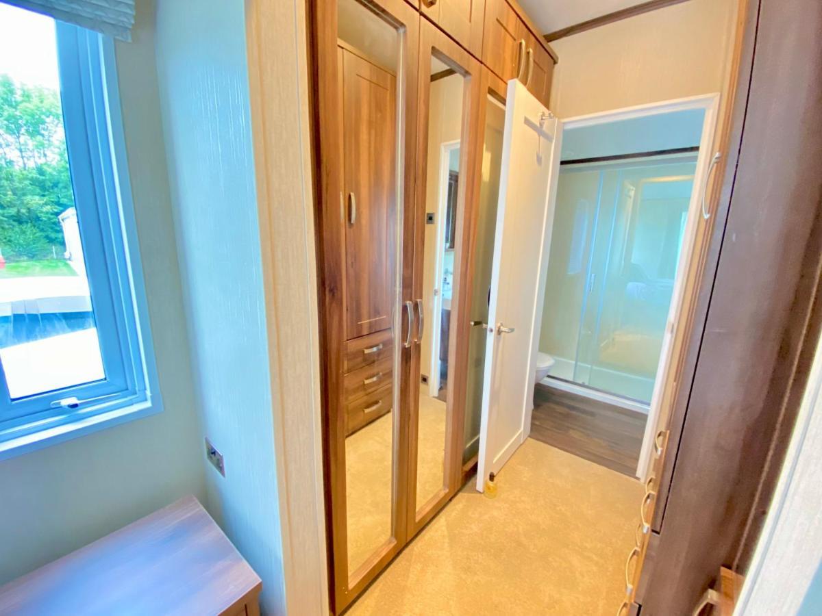 Wildflower, Premium Plus Hot Tub Lodge South Cerney Εξωτερικό φωτογραφία