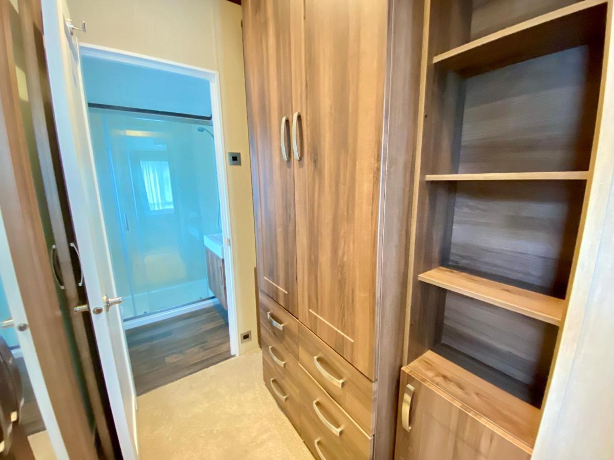 Wildflower, Premium Plus Hot Tub Lodge South Cerney Εξωτερικό φωτογραφία