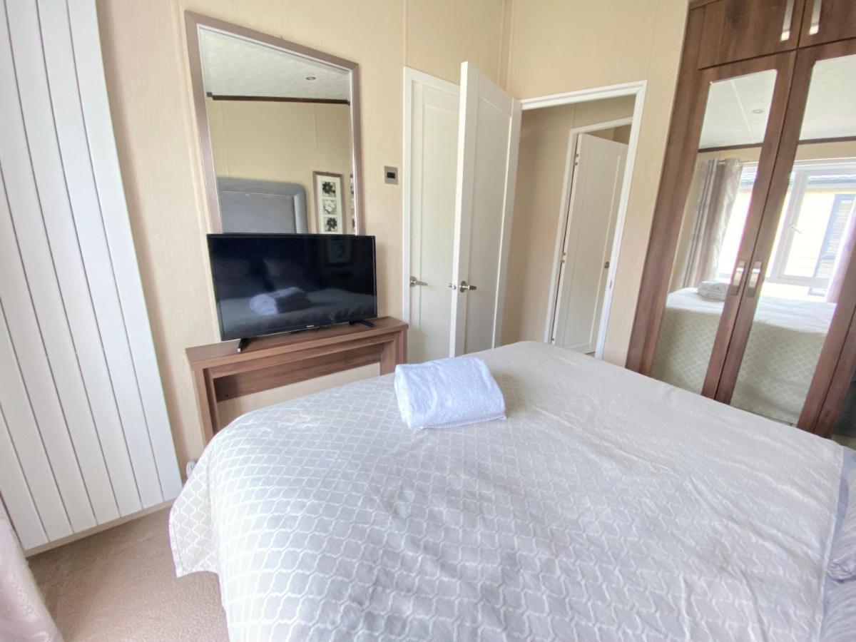 Wildflower, Premium Plus Hot Tub Lodge South Cerney Εξωτερικό φωτογραφία