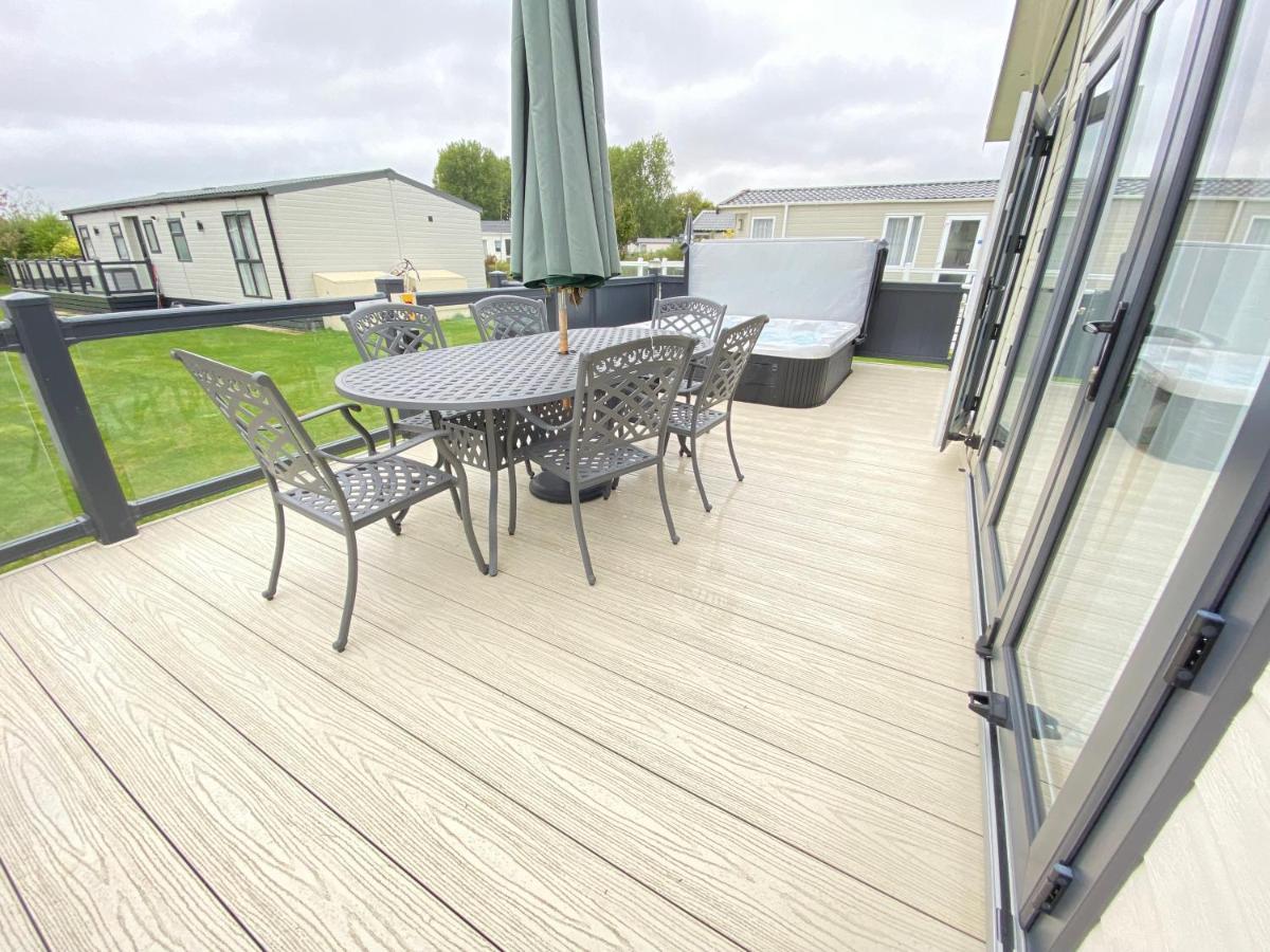Wildflower, Premium Plus Hot Tub Lodge South Cerney Εξωτερικό φωτογραφία