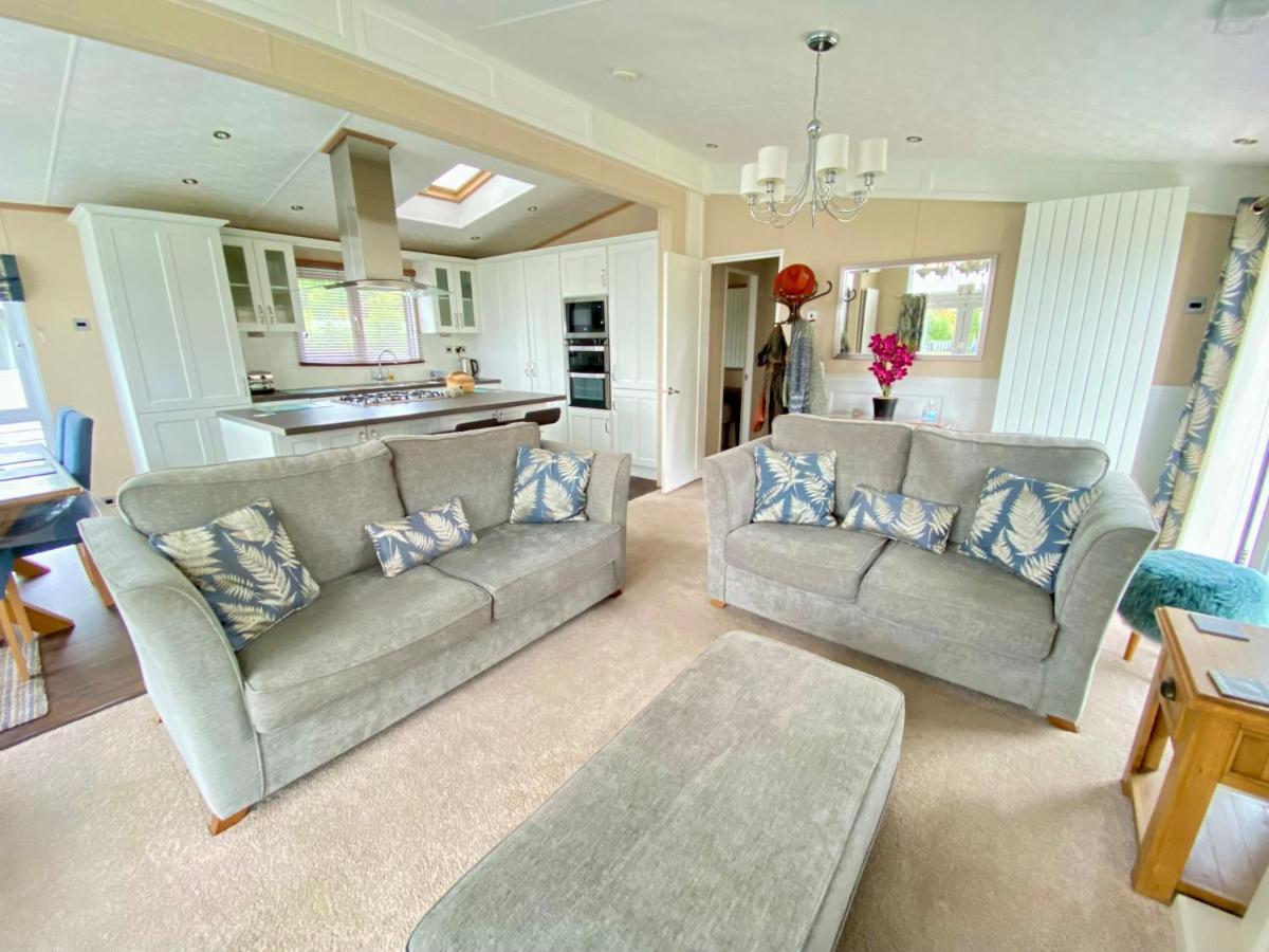 Wildflower, Premium Plus Hot Tub Lodge South Cerney Εξωτερικό φωτογραφία