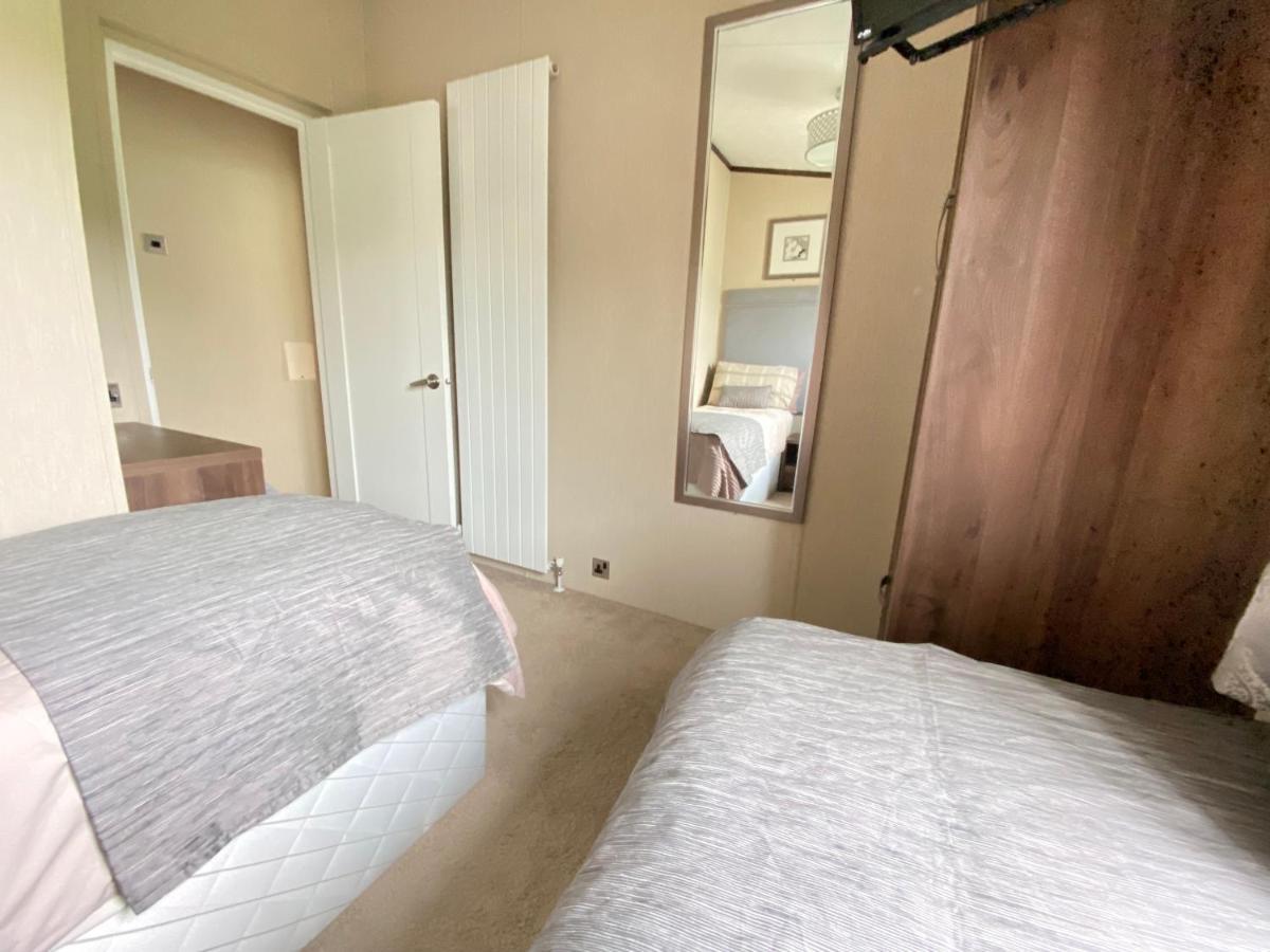 Wildflower, Premium Plus Hot Tub Lodge South Cerney Εξωτερικό φωτογραφία
