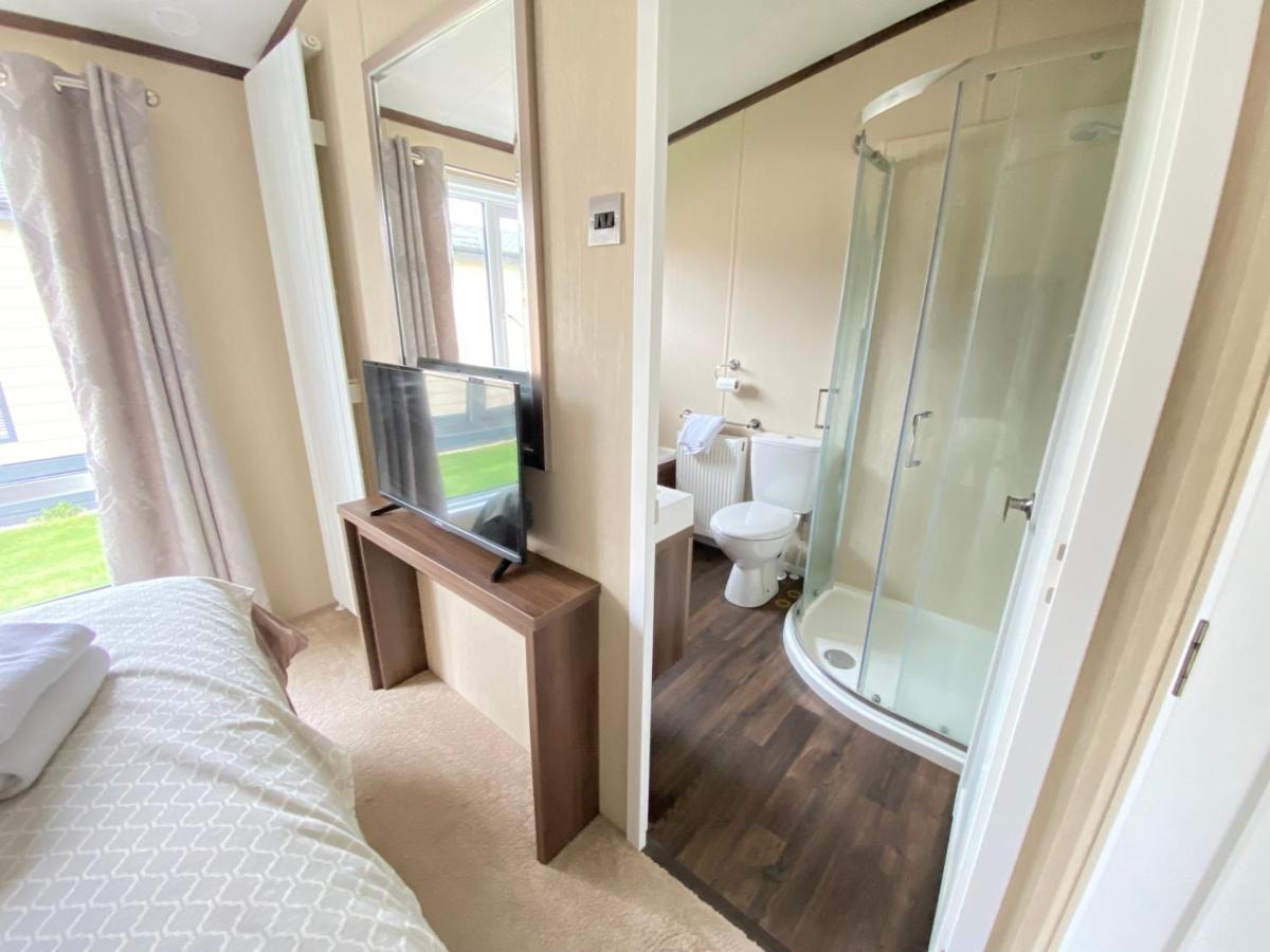 Wildflower, Premium Plus Hot Tub Lodge South Cerney Εξωτερικό φωτογραφία