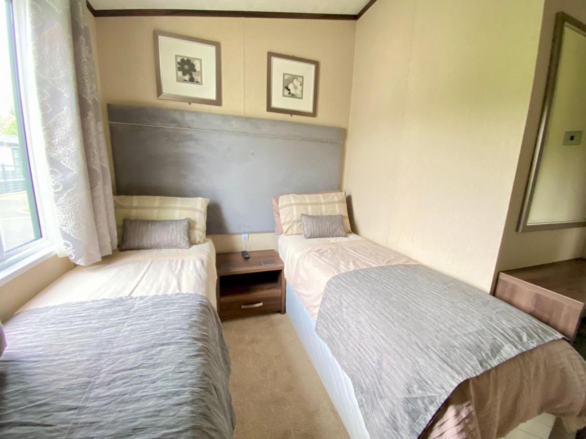 Wildflower, Premium Plus Hot Tub Lodge South Cerney Εξωτερικό φωτογραφία