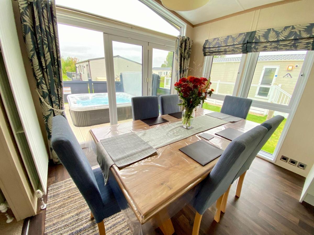 Wildflower, Premium Plus Hot Tub Lodge South Cerney Εξωτερικό φωτογραφία