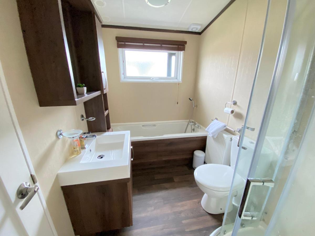 Wildflower, Premium Plus Hot Tub Lodge South Cerney Εξωτερικό φωτογραφία