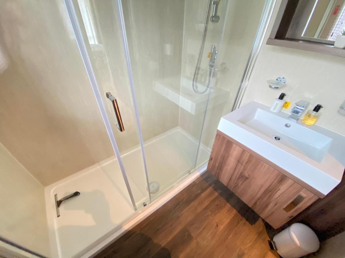 Wildflower, Premium Plus Hot Tub Lodge South Cerney Εξωτερικό φωτογραφία