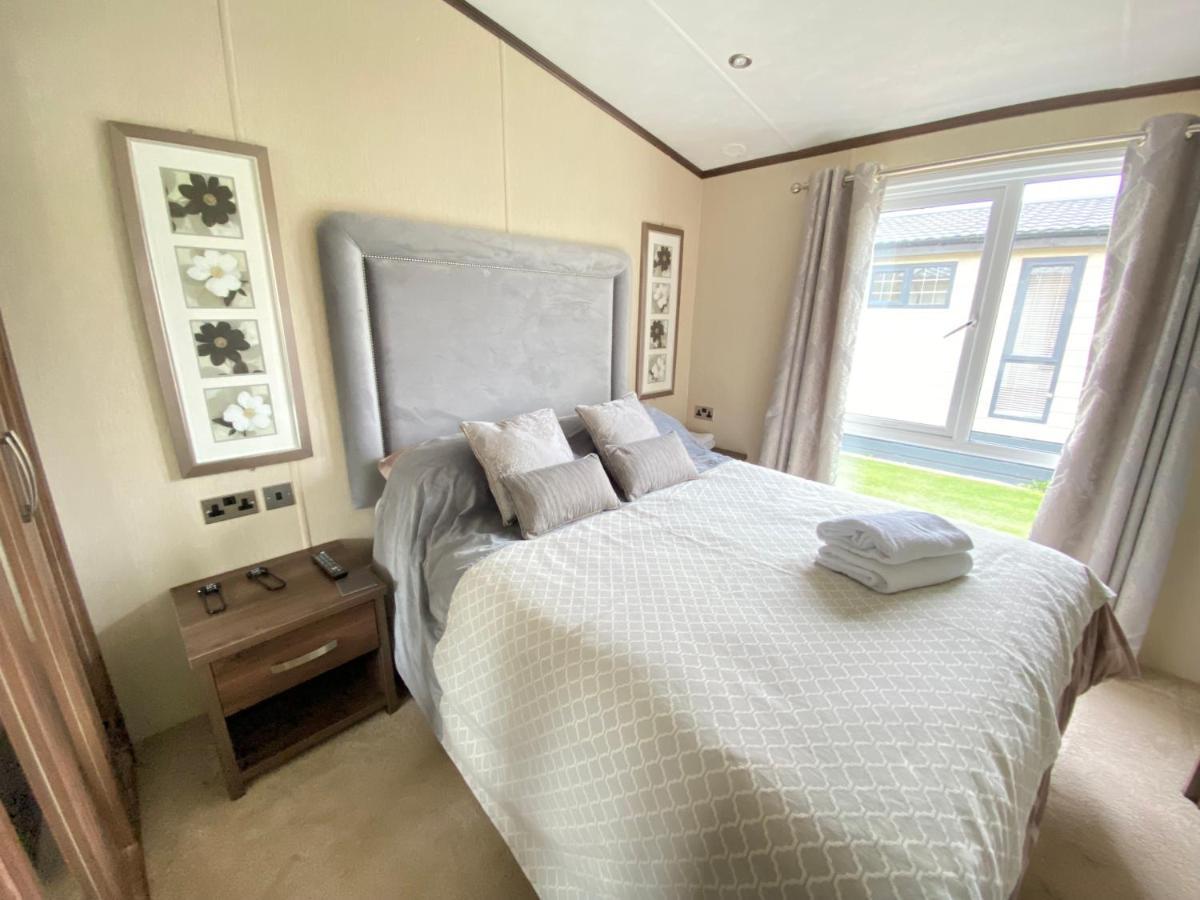 Wildflower, Premium Plus Hot Tub Lodge South Cerney Εξωτερικό φωτογραφία