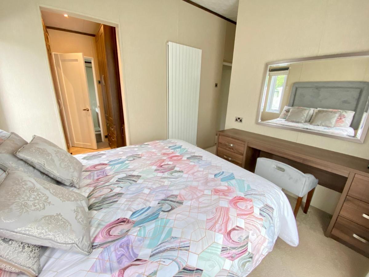 Wildflower, Premium Plus Hot Tub Lodge South Cerney Εξωτερικό φωτογραφία