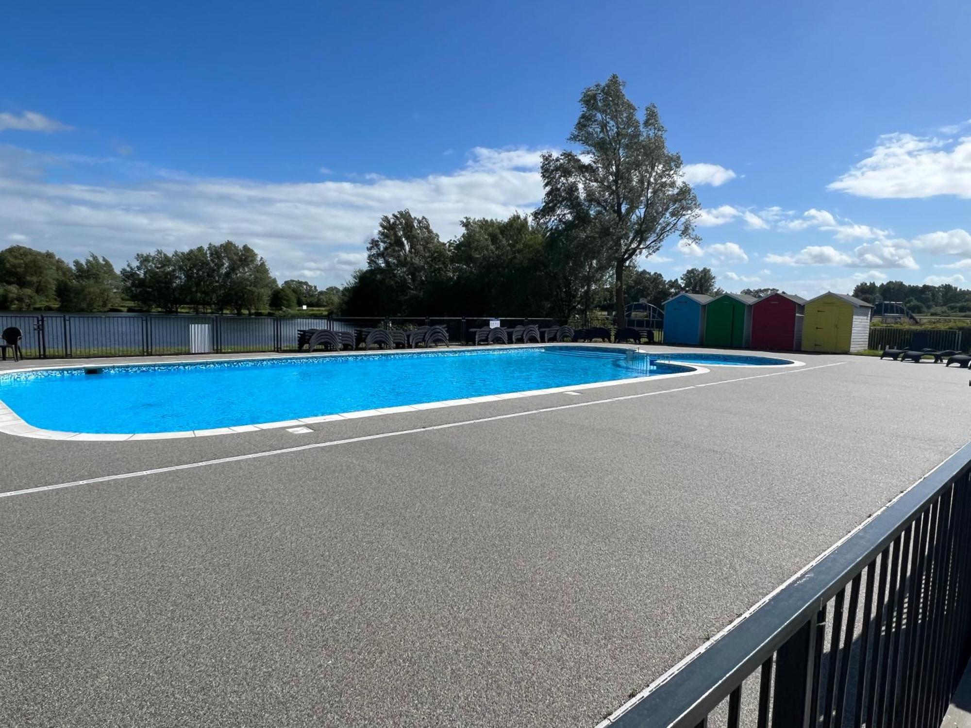 Wildflower, Premium Plus Hot Tub Lodge South Cerney Εξωτερικό φωτογραφία