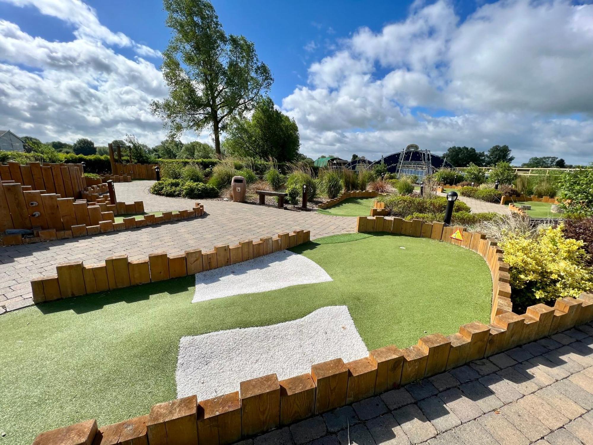 Wildflower, Premium Plus Hot Tub Lodge South Cerney Εξωτερικό φωτογραφία