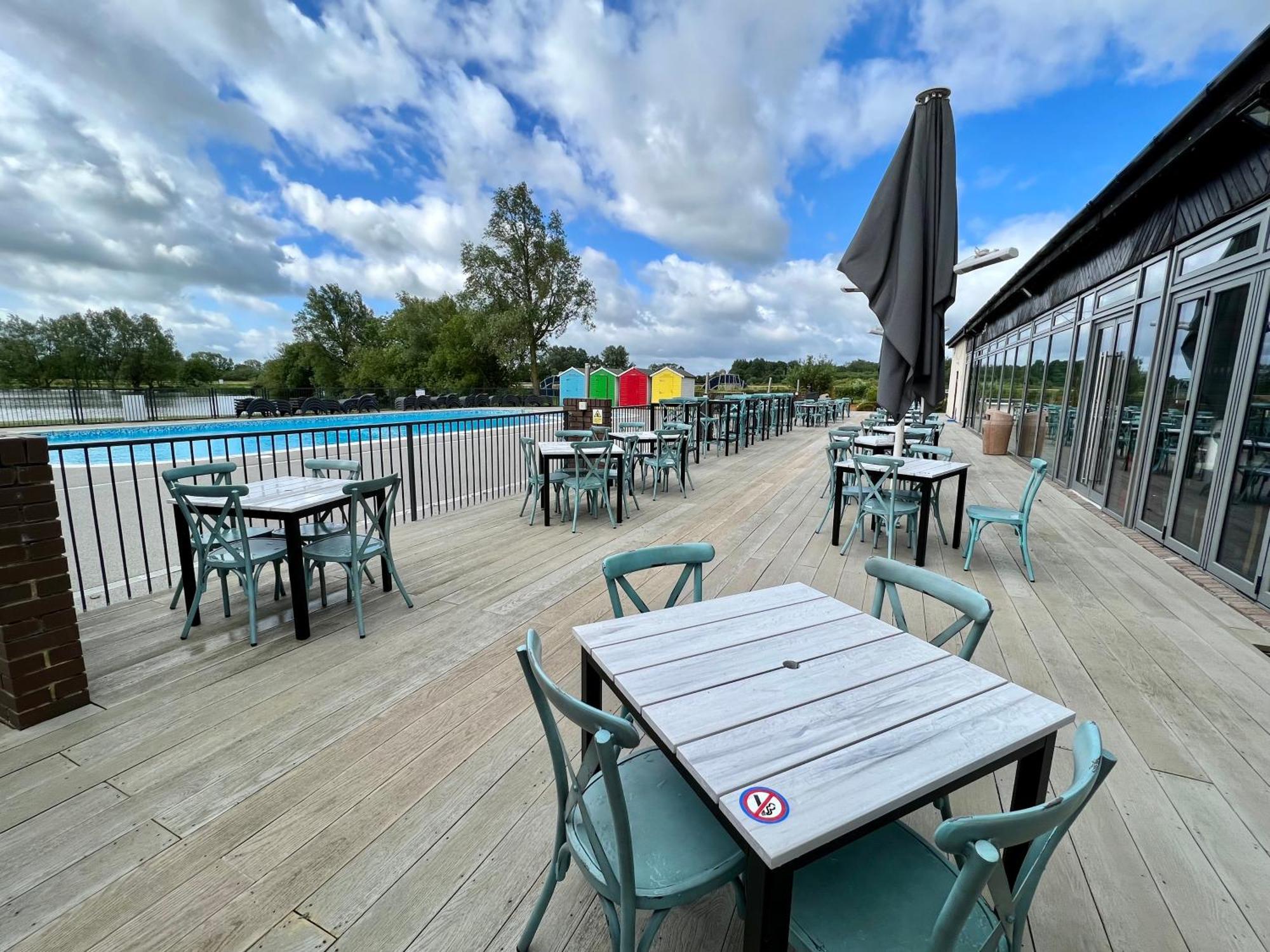 Wildflower, Premium Plus Hot Tub Lodge South Cerney Εξωτερικό φωτογραφία