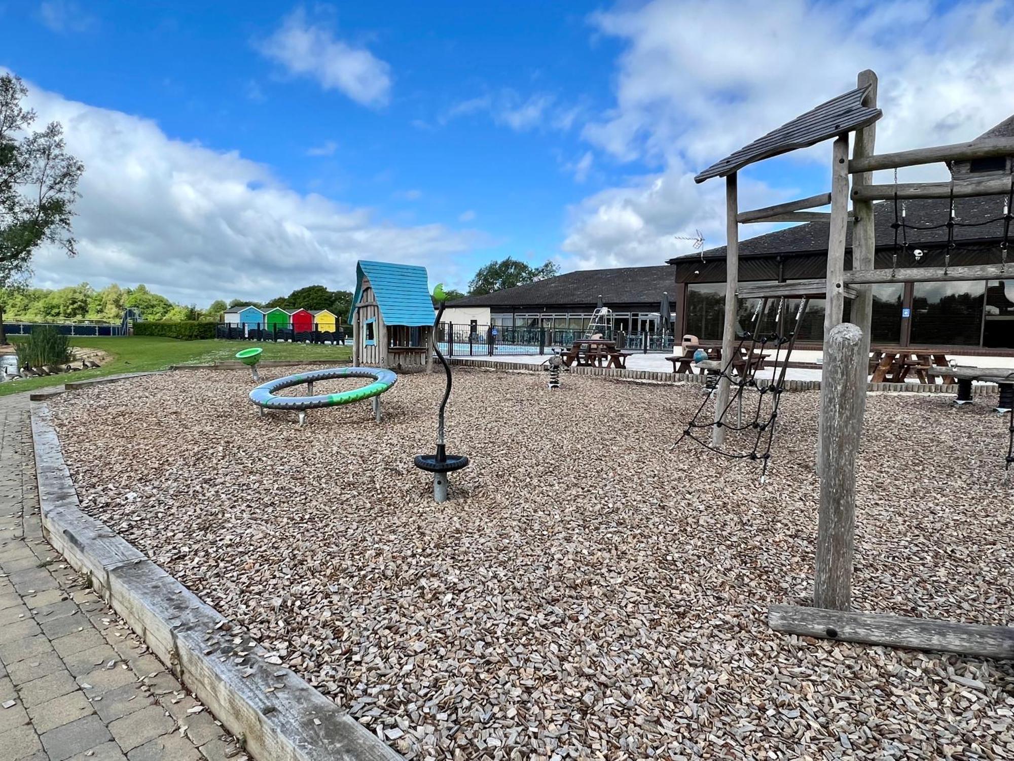 Wildflower, Premium Plus Hot Tub Lodge South Cerney Εξωτερικό φωτογραφία