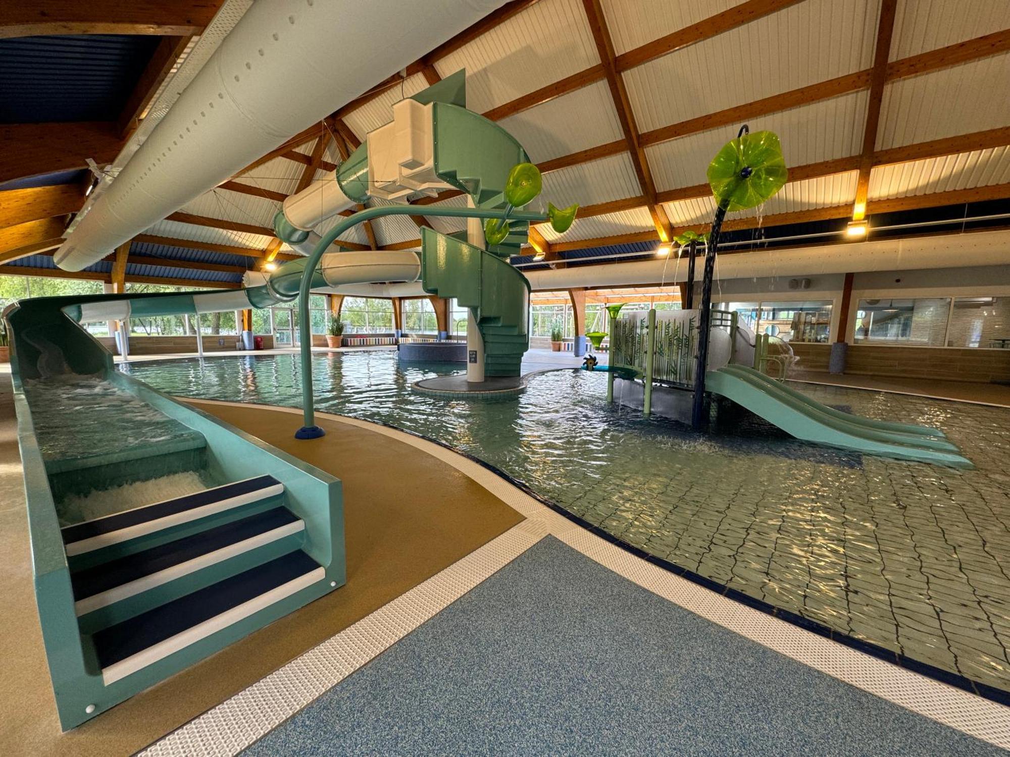 Wildflower, Premium Plus Hot Tub Lodge South Cerney Εξωτερικό φωτογραφία