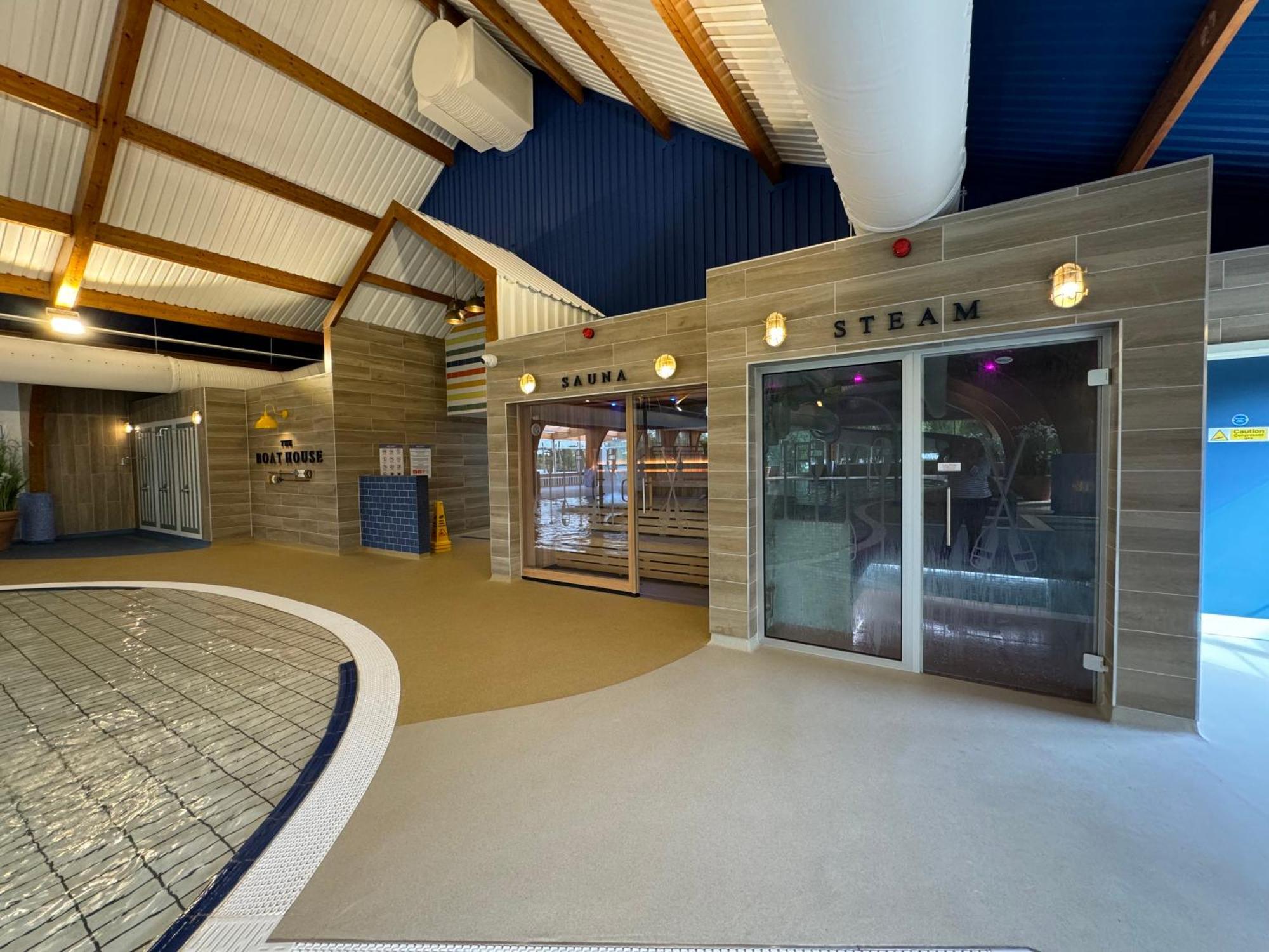 Wildflower, Premium Plus Hot Tub Lodge South Cerney Εξωτερικό φωτογραφία